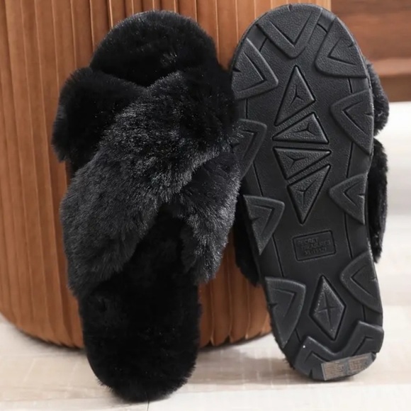 NWOT Women’s cozy open toe solid plush criss cross black slippers size 9/10 - Picture 5 of 5